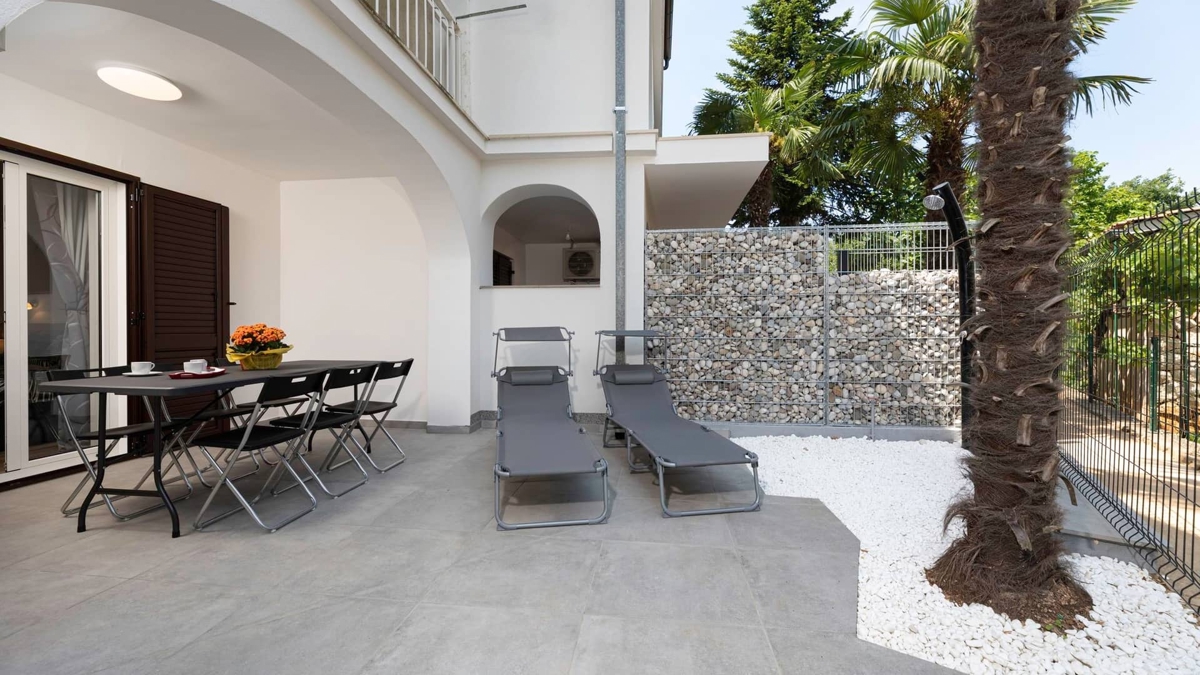 MALINSKA, ISOLA DI KRK: Appartamento in prima fila sul mare con terrazza e giardino paesaggistico