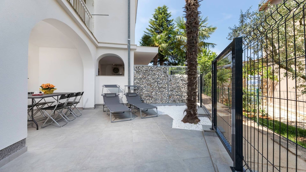 MALINSKA, ISOLA DI KRK: Appartamento in prima fila sul mare con terrazza e giardino paesaggistico