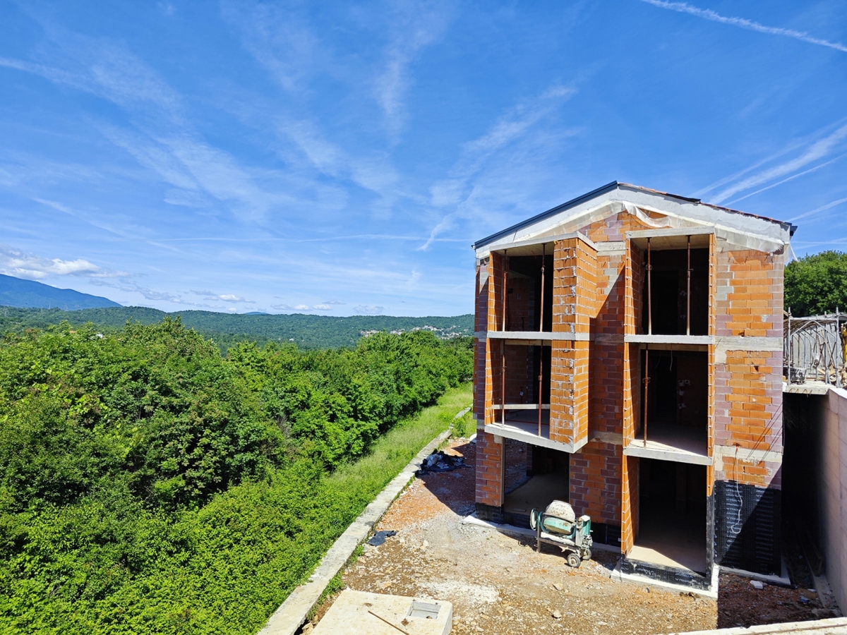 VIŠKOVO – Appartamento con tre camere da letto, tre logge, zona giorno aperta e due bagni al 2° piano