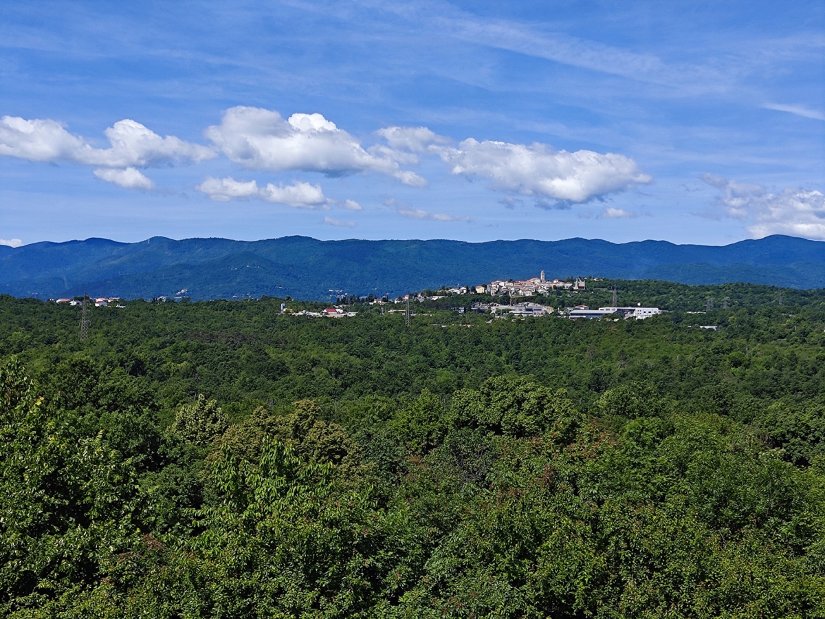 VIŠKOVO – Appartamento con tre camere da letto, tre logge, zona giorno aperta e due bagni al 2° piano