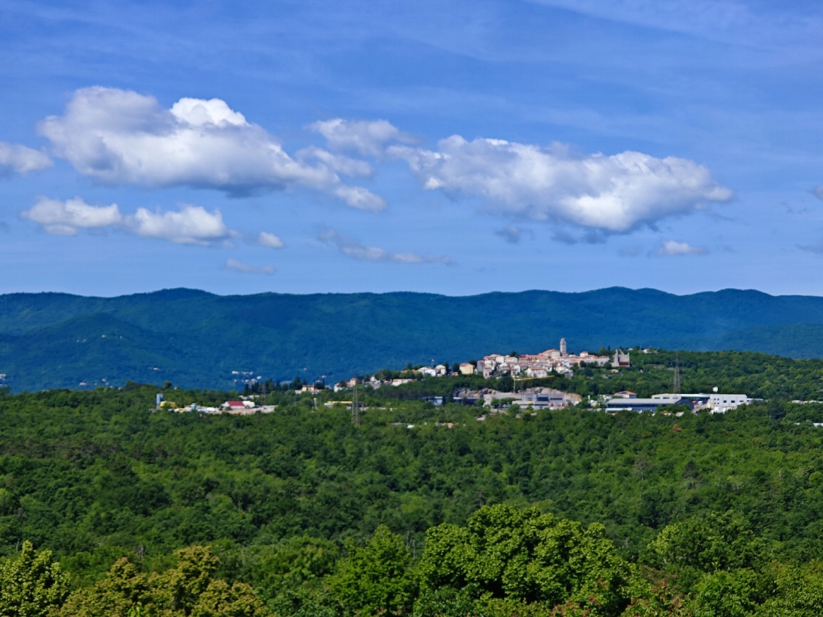 VIŠKOVO – Appartamento con tre camere da letto, tre logge, zona giorno aperta e due bagni al 2° piano