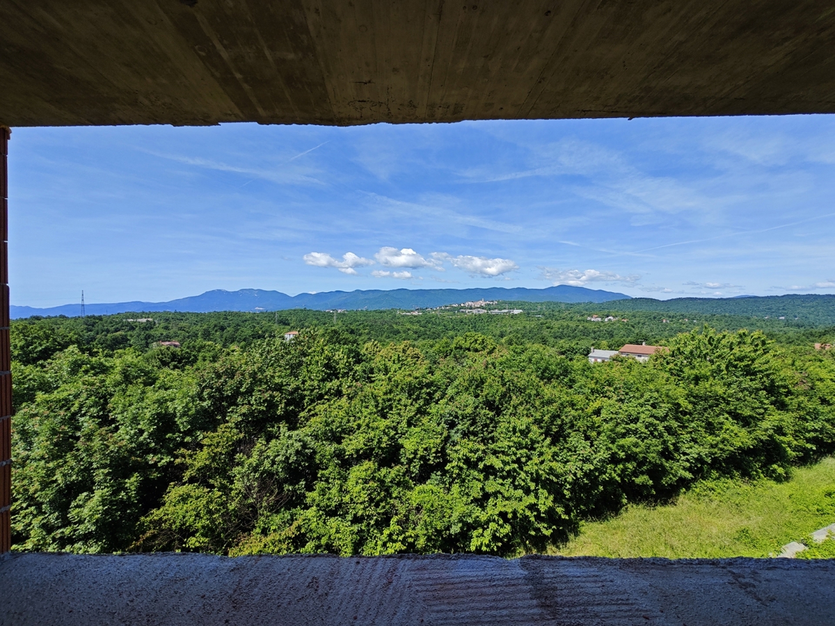 VIŠKOVO – Appartamento con tre camere da letto, tre logge, zona giorno aperta e due bagni al 2° piano