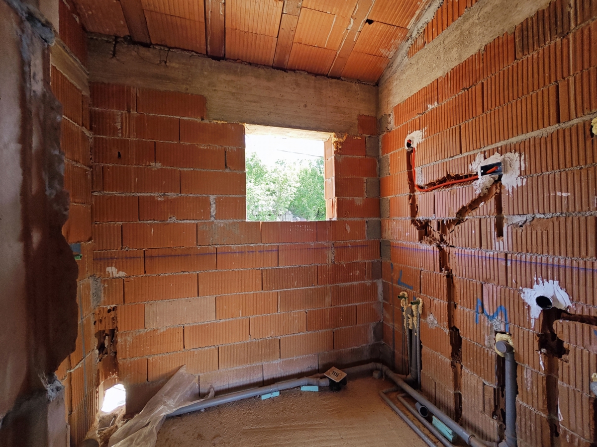 VIŠKOVO – Appartamento con tre camere da letto, tre logge, zona giorno aperta e due bagni al 2° piano