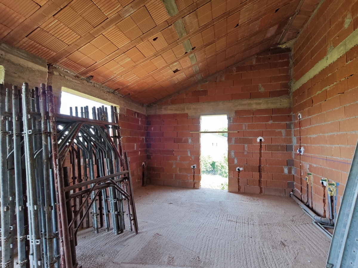 VIŠKOVO – Appartamento con tre camere da letto, tre logge, zona giorno aperta e due bagni al 2° piano