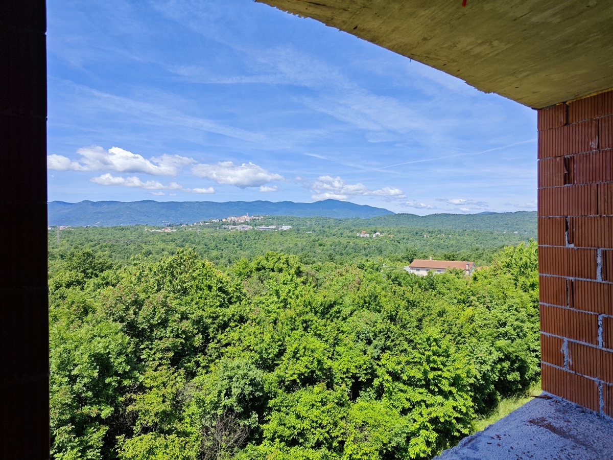 VIŠKOVO – Appartamento con tre camere da letto, tre logge, zona giorno aperta e due bagni al 2° piano