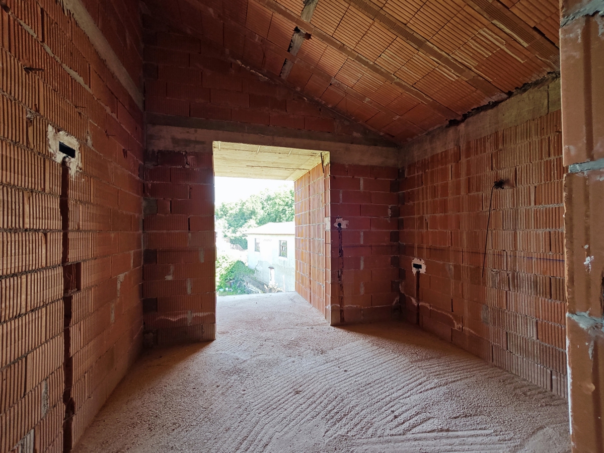 VIŠKOVO – Appartamento con tre camere da letto, tre logge, zona giorno aperta e due bagni al 2° piano