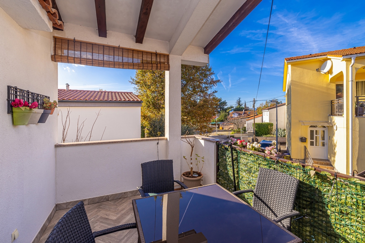 ISOLA DI KRK, NJIVICE - Appartamento con due terrazze vicino al mare