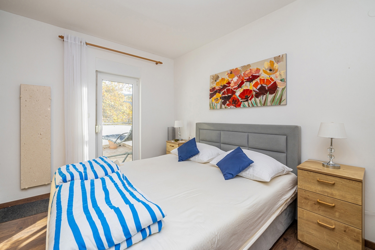 ISOLA DI KRK, NJIVICE - Appartamento con due terrazze vicino al mare