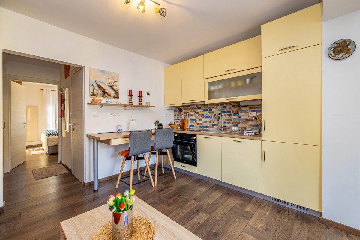 ISOLA DI KRK, NJIVICE - Appartamento con due terrazze vicino al mare