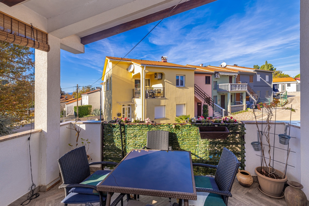 ISOLA DI KRK, NJIVICE - Appartamento con due terrazze vicino al mare