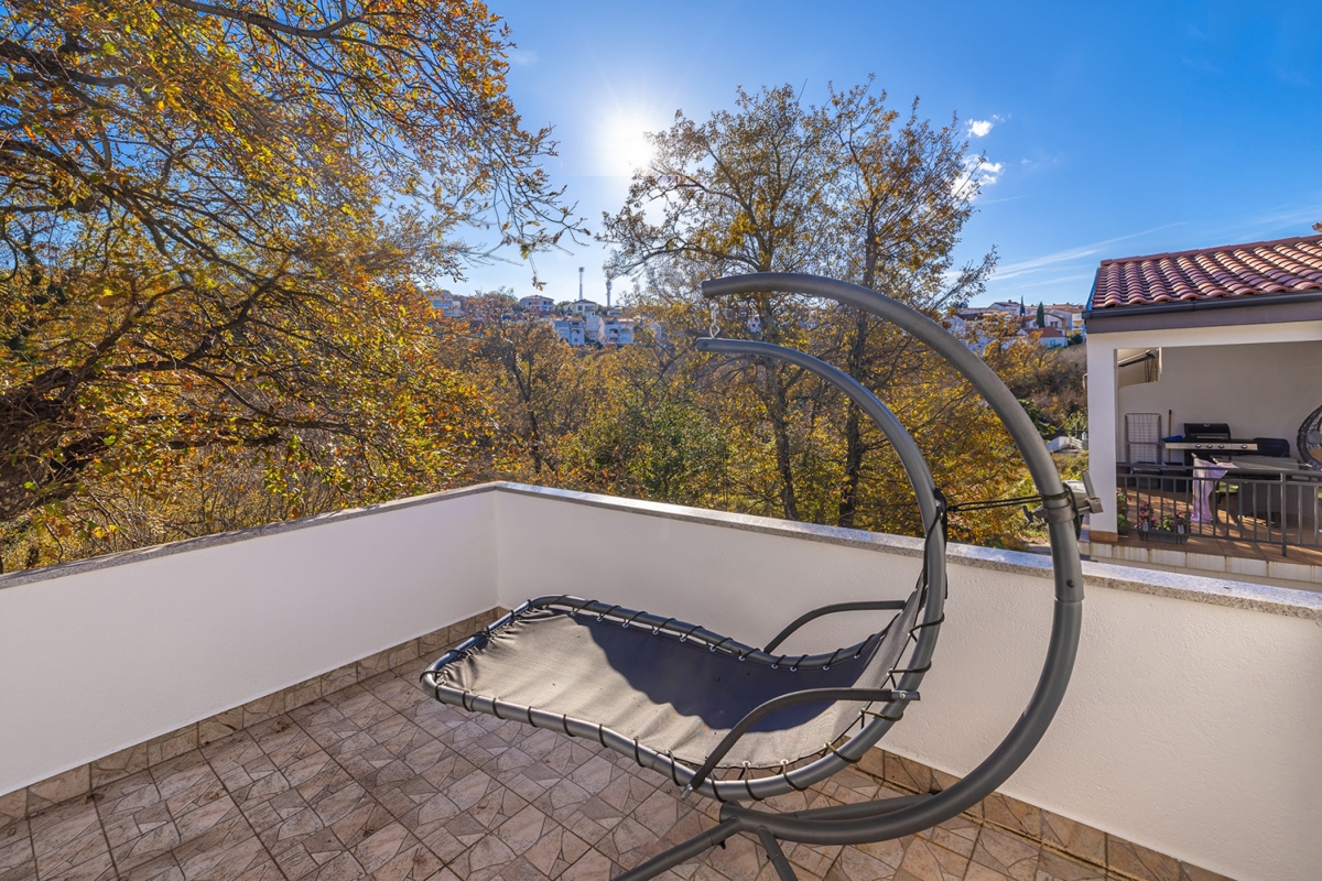 ISOLA DI KRK, NJIVICE - Appartamento con due terrazze vicino al mare