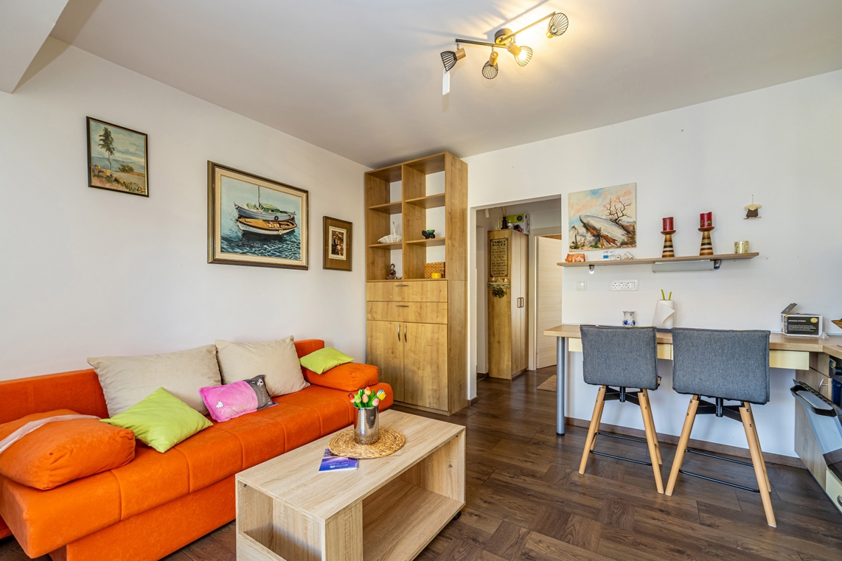 ISOLA DI KRK, NJIVICE - Appartamento con due terrazze vicino al mare