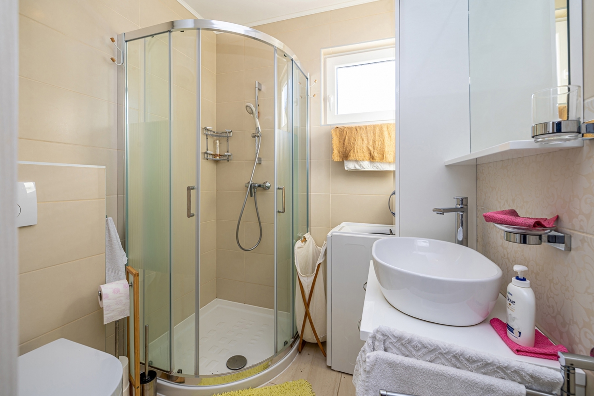 ISOLA DI KRK, NJIVICE - Appartamento con due terrazze vicino al mare