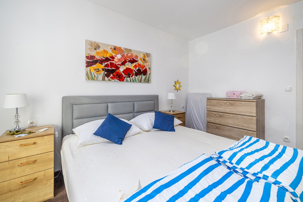 ISOLA DI KRK, NJIVICE - Appartamento con due terrazze vicino al mare