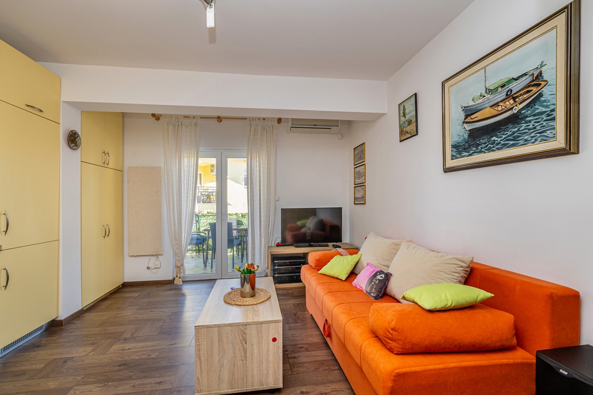 ISOLA DI KRK, NJIVICE - Appartamento con due terrazze vicino al mare