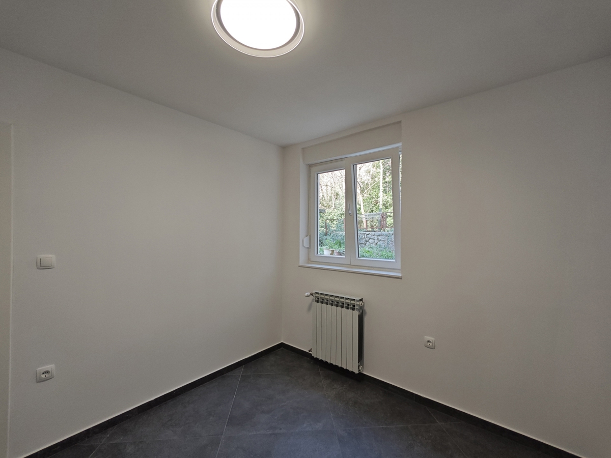 RIJEKA, SUŠAČKA DRAGA - Spazioso appartamento al piano terra con due posti auto