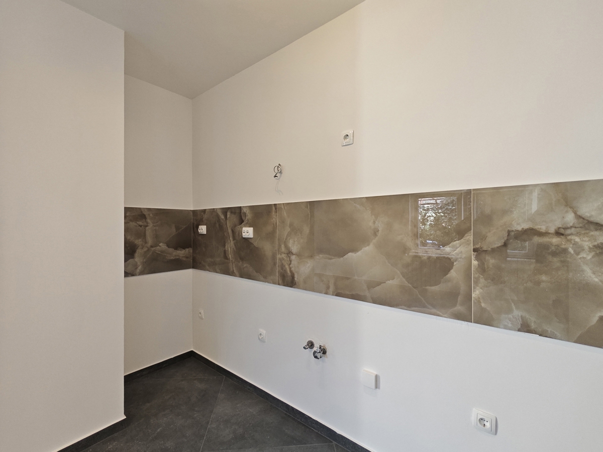 RIJEKA, SUŠAČKA DRAGA - Spazioso appartamento al piano terra con due posti auto