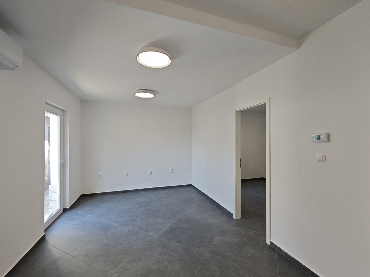 RIJEKA, SUŠAČKA DRAGA - Spazioso appartamento al piano terra con due posti auto