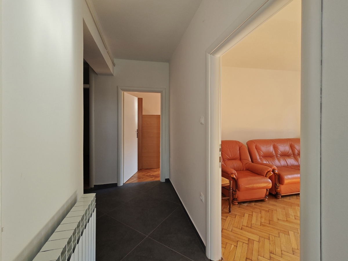 RIJEKA, SUŠAČKA DRAGA - Spazioso appartamento al piano terra con due posti auto