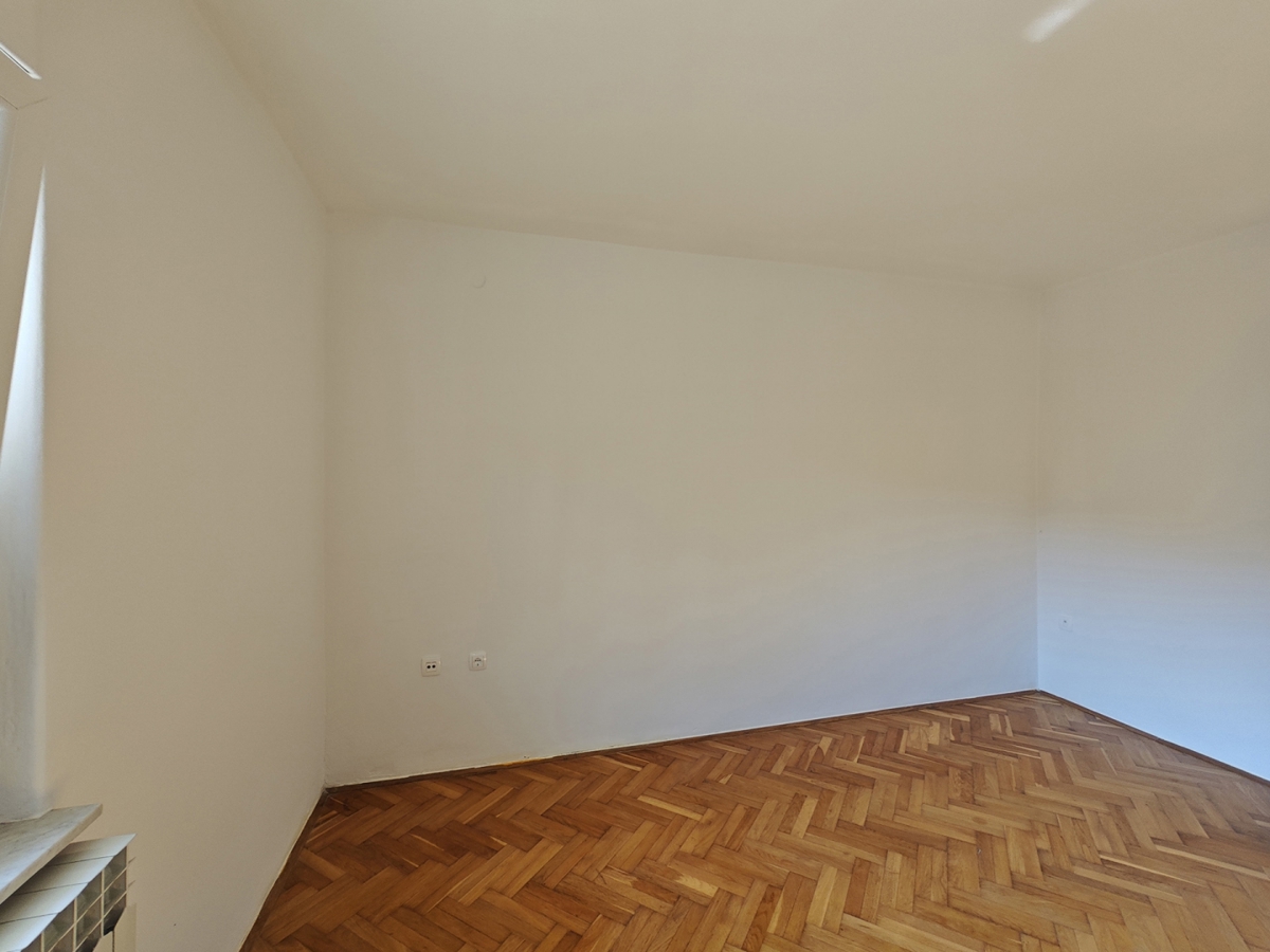 RIJEKA, SUŠAČKA DRAGA - Spazioso appartamento al piano terra con due posti auto