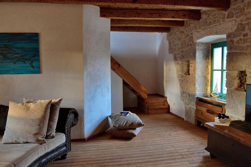ISOLA DI KRK, MALINSKA - Incantevole casa in pietra con piscina