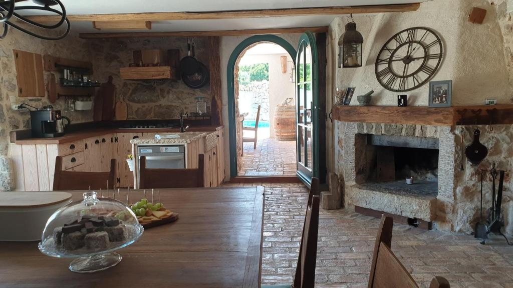 ISOLA DI KRK, MALINSKA - Incantevole casa in pietra con piscina