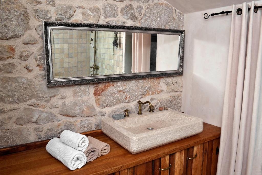 ISOLA DI KRK, MALINSKA - Incantevole casa in pietra con piscina