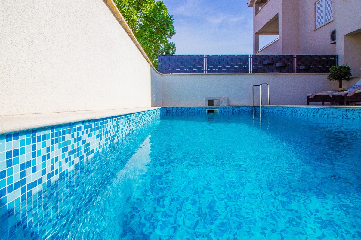 ISOLA DI KRK, ŠILO - Appartamento con giardino e piscina