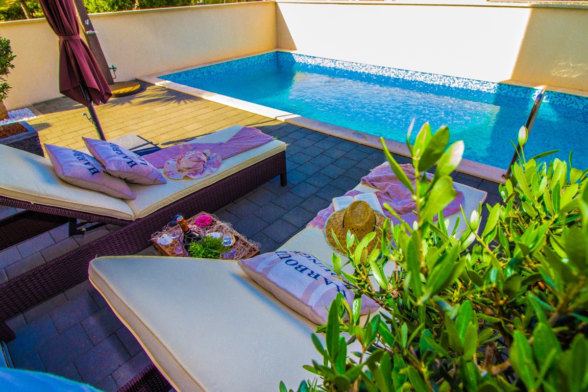 ISOLA DI KRK, ŠILO - Appartamento con giardino e piscina