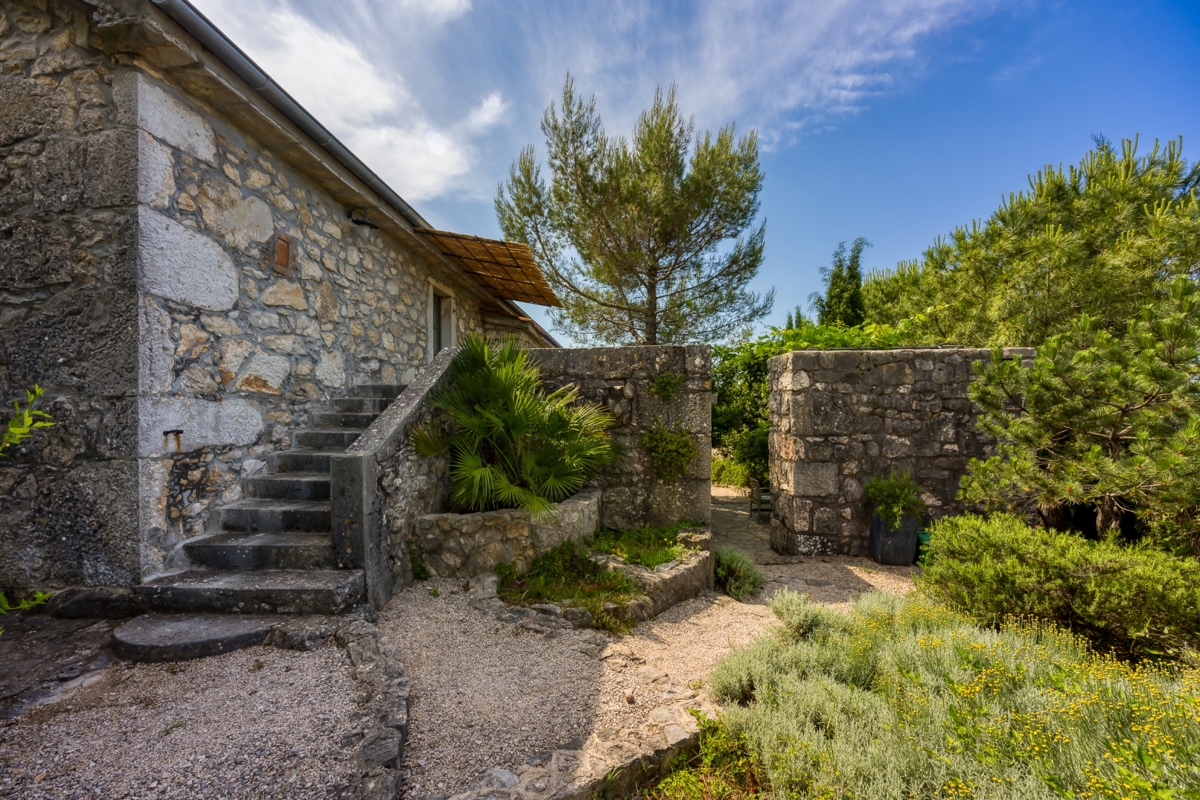 L'ISOLA DI KRK - Una bellissima proprietà con due case in pietra