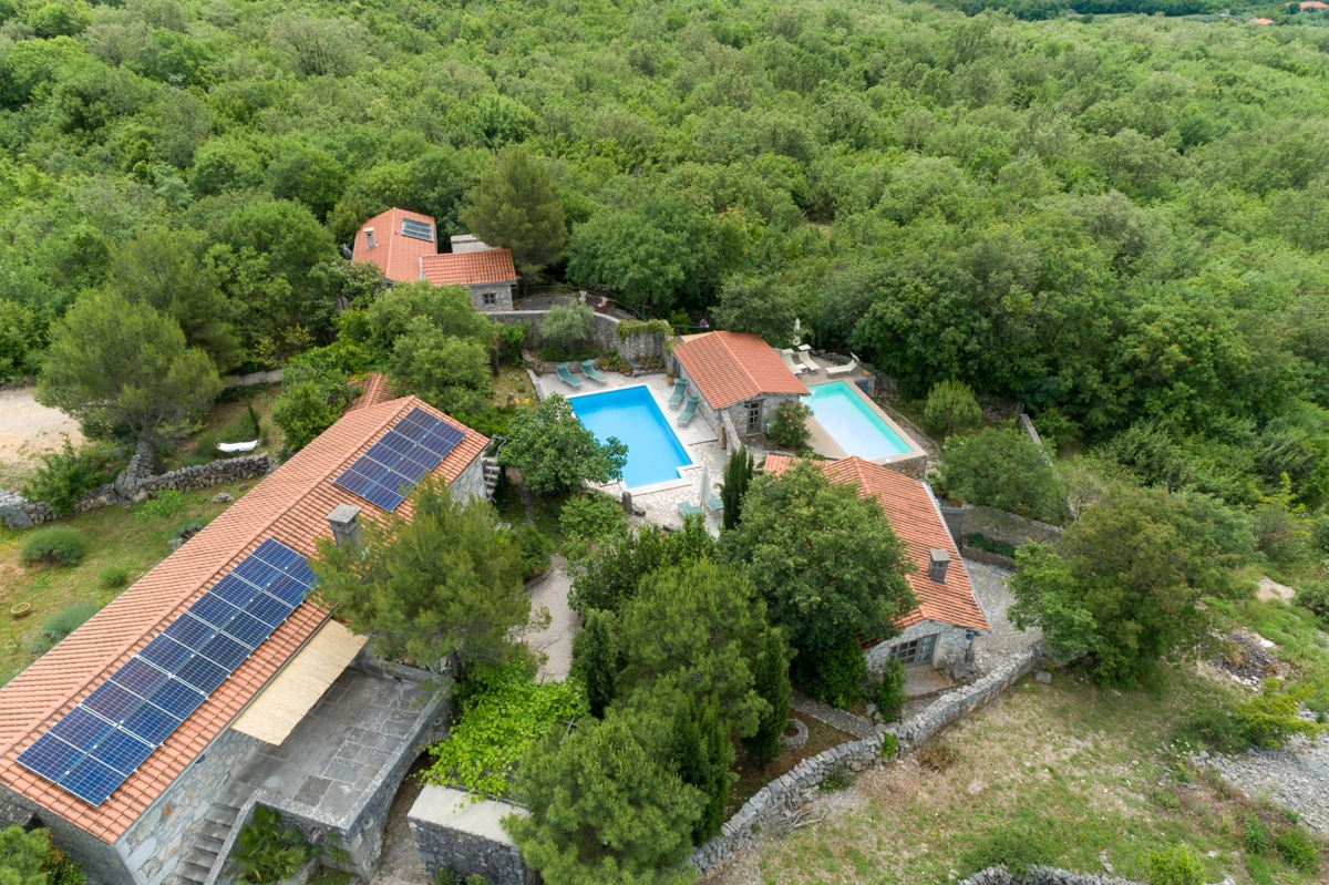 L'ISOLA DI KRK - Una bellissima proprietà con due case in pietra