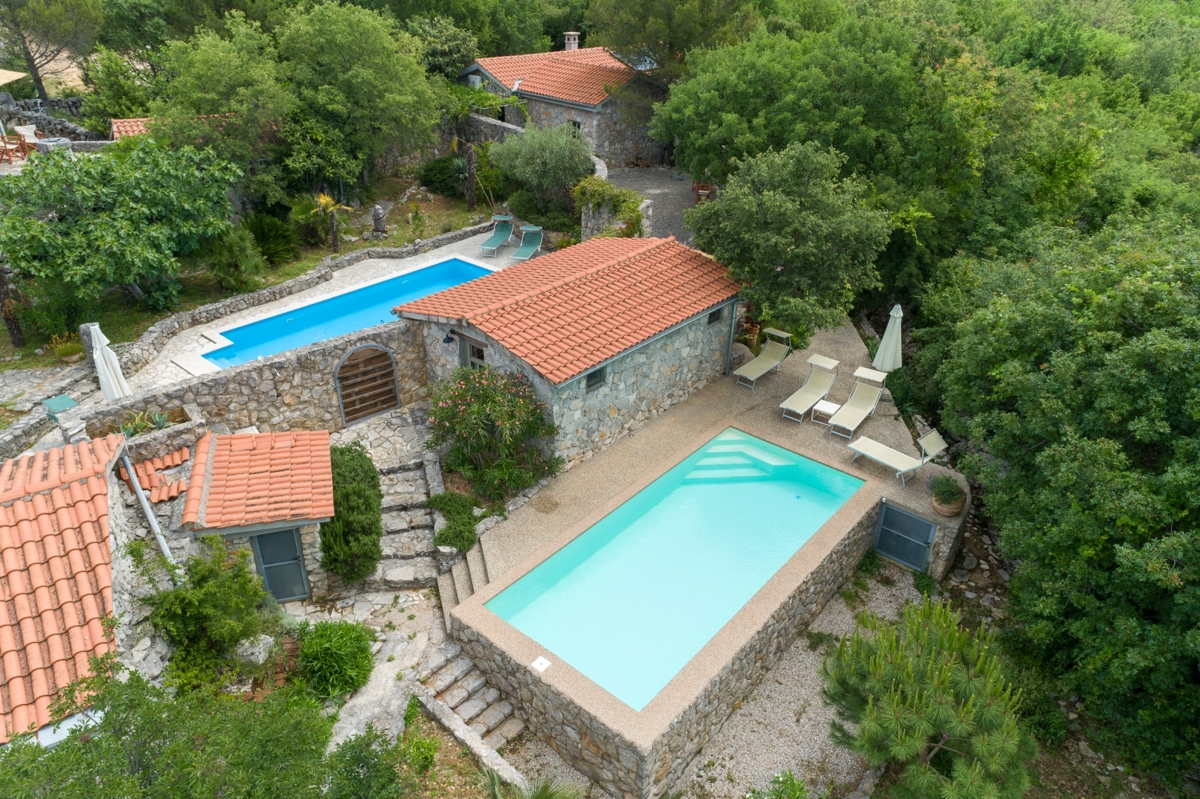 L'ISOLA DI KRK - Una bellissima proprietà con due case in pietra