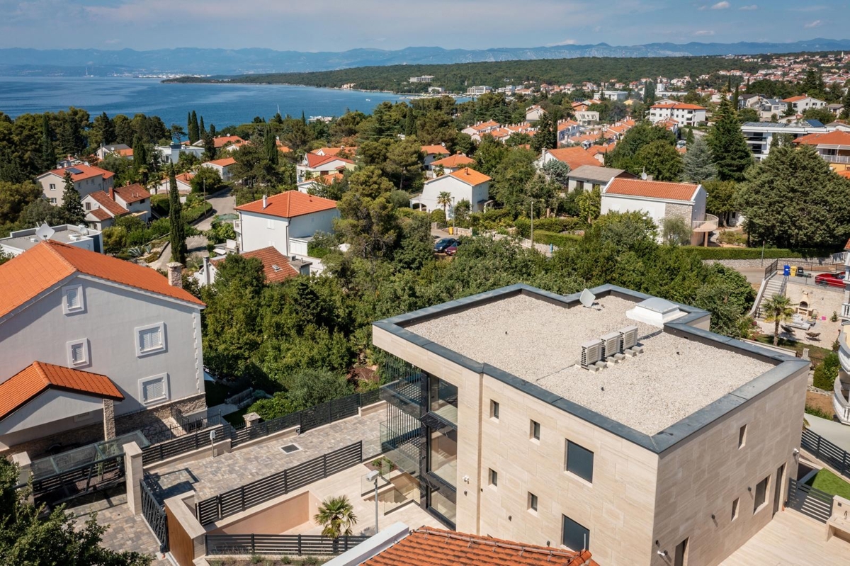 ISOLA DI KRK, MALINSKA - Attico con piscina a soli 150 metri dal mare