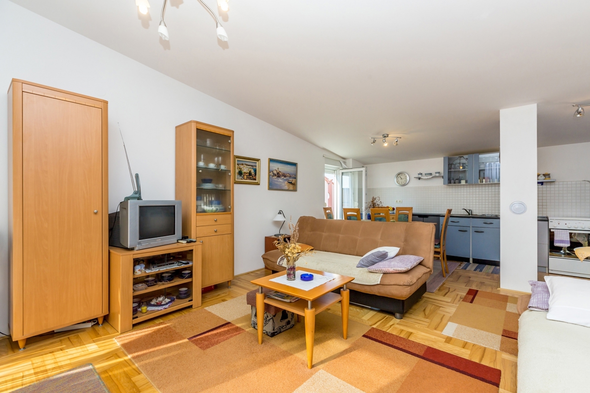 CITTÀ DI KRK – Appartamento duplex con tre camere da letto, loggia e vista parziale sul mare