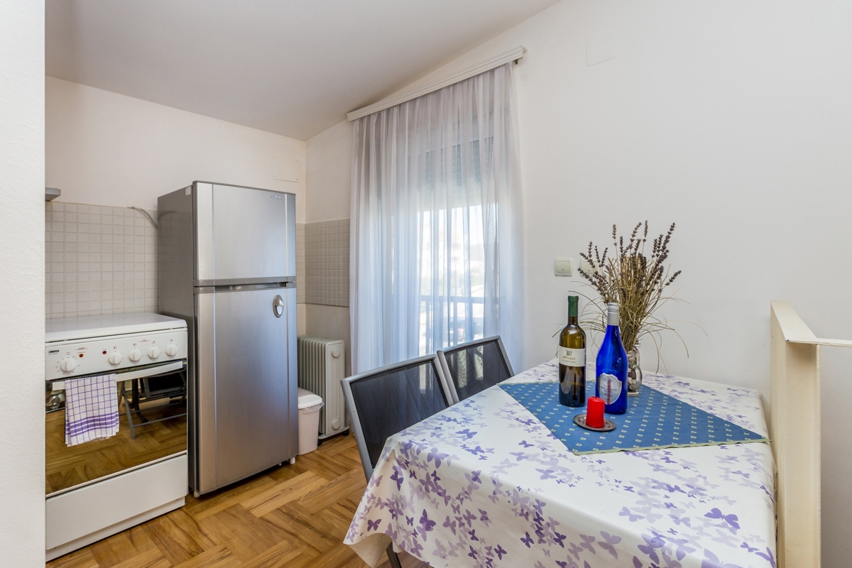CITTÀ DI KRK – Appartamento duplex con tre camere da letto, loggia e vista parziale sul mare