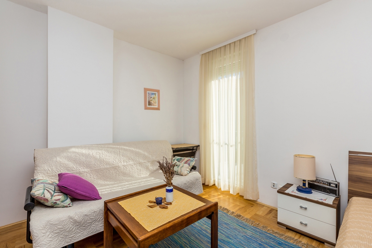 CITTÀ DI KRK – Appartamento duplex con tre camere da letto, loggia e vista parziale sul mare