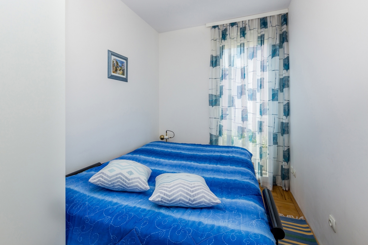 CITTÀ DI KRK – Appartamento duplex con tre camere da letto, loggia e vista parziale sul mare