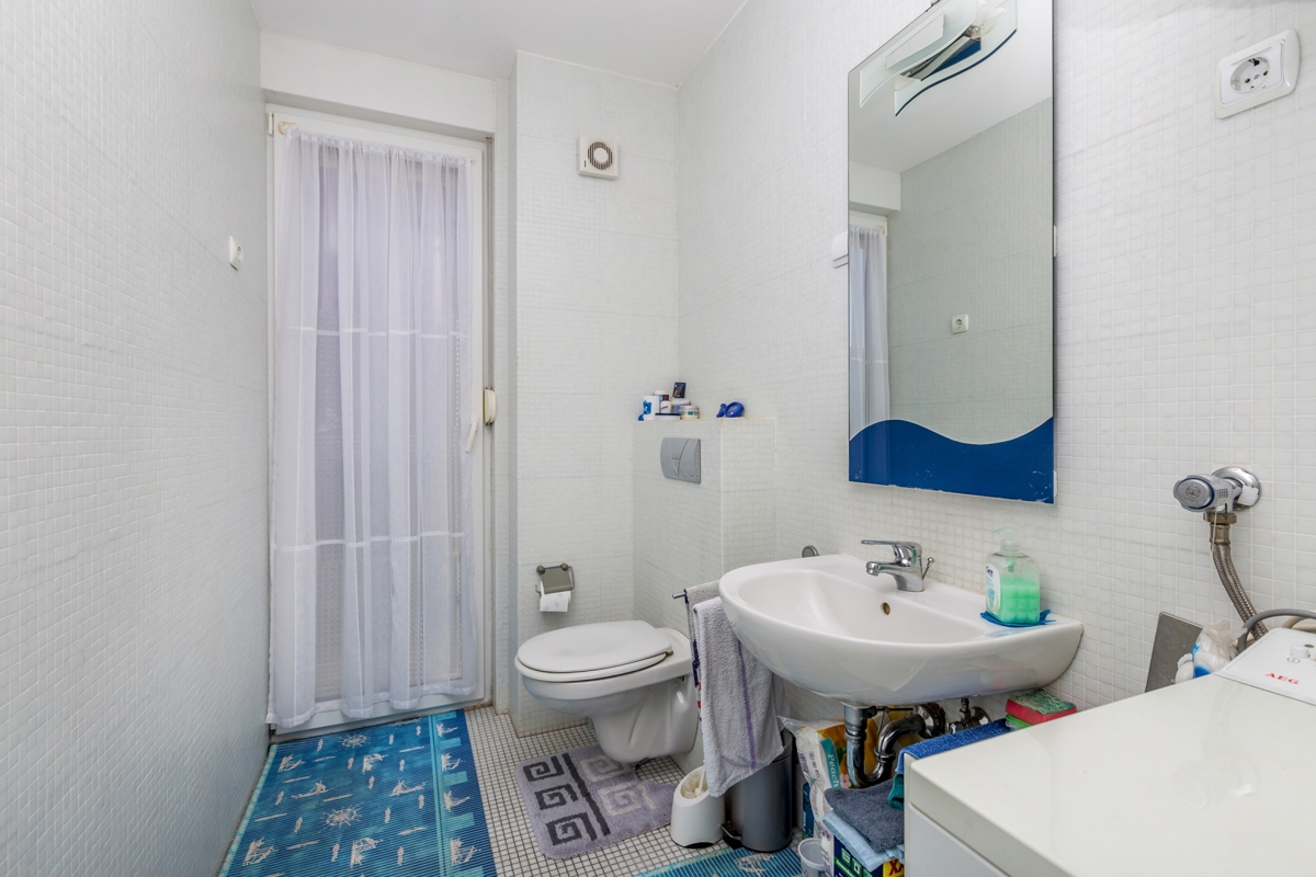 CITTÀ DI KRK – Appartamento duplex con tre camere da letto, loggia e vista parziale sul mare