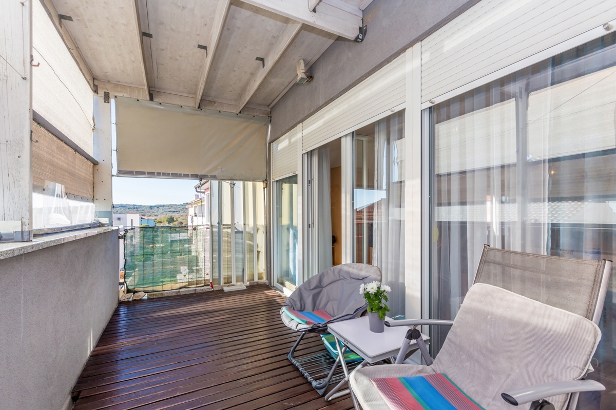 CITTÀ DI KRK – Appartamento duplex con tre camere da letto, loggia e vista parziale sul mare