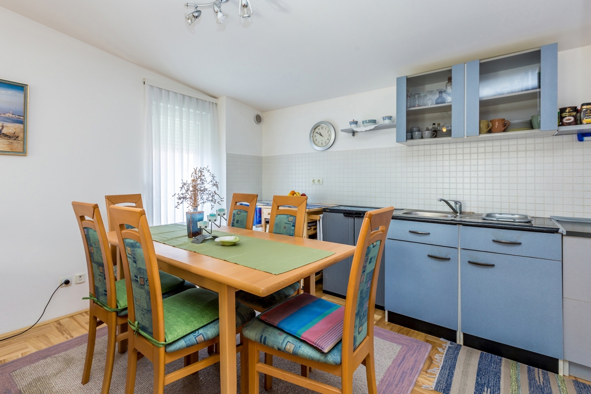 CITTÀ DI KRK – Appartamento duplex con tre camere da letto, loggia e vista parziale sul mare