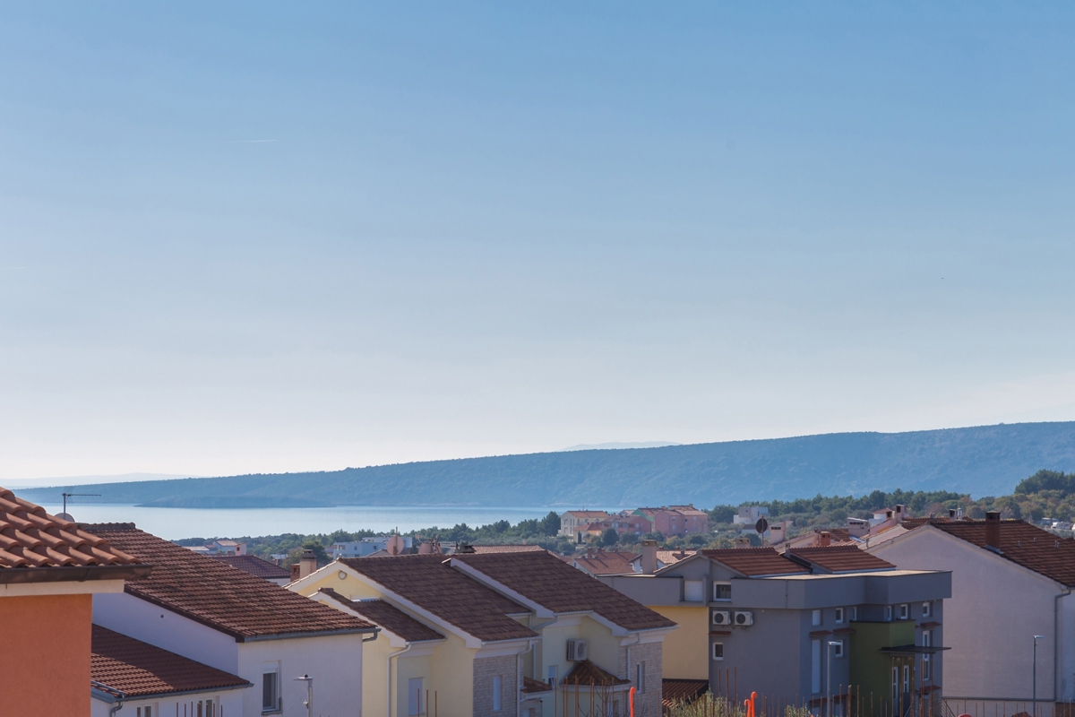 CITTÀ DI KRK – Appartamento duplex con tre camere da letto, loggia e vista parziale sul mare
