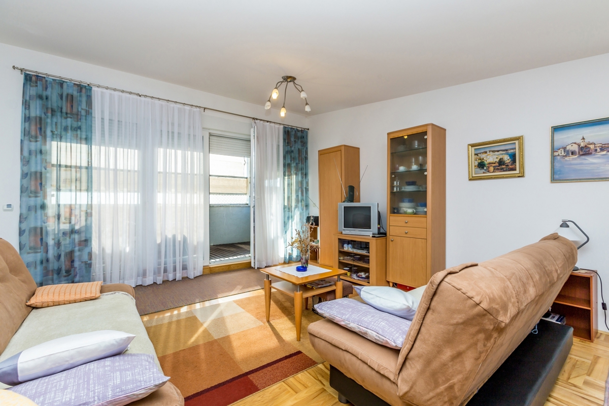 CITTÀ DI KRK – Appartamento duplex con tre camere da letto, loggia e vista parziale sul mare