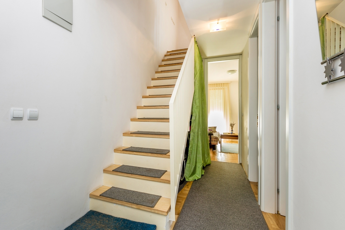 CITTÀ DI KRK – Appartamento duplex con tre camere da letto, loggia e vista parziale sul mare