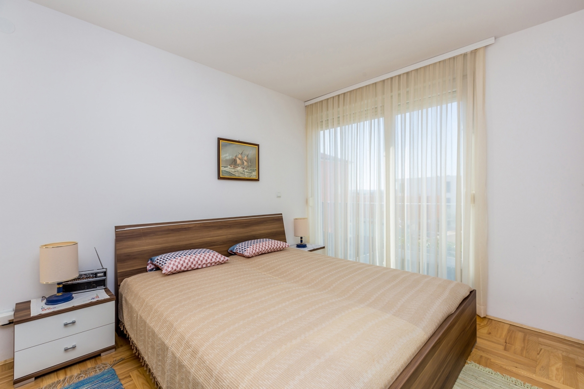 CITTÀ DI KRK – Appartamento duplex con tre camere da letto, loggia e vista parziale sul mare
