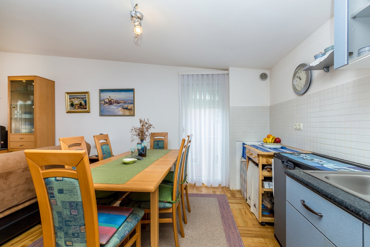 CITTÀ DI KRK – Appartamento duplex con tre camere da letto, loggia e vista parziale sul mare