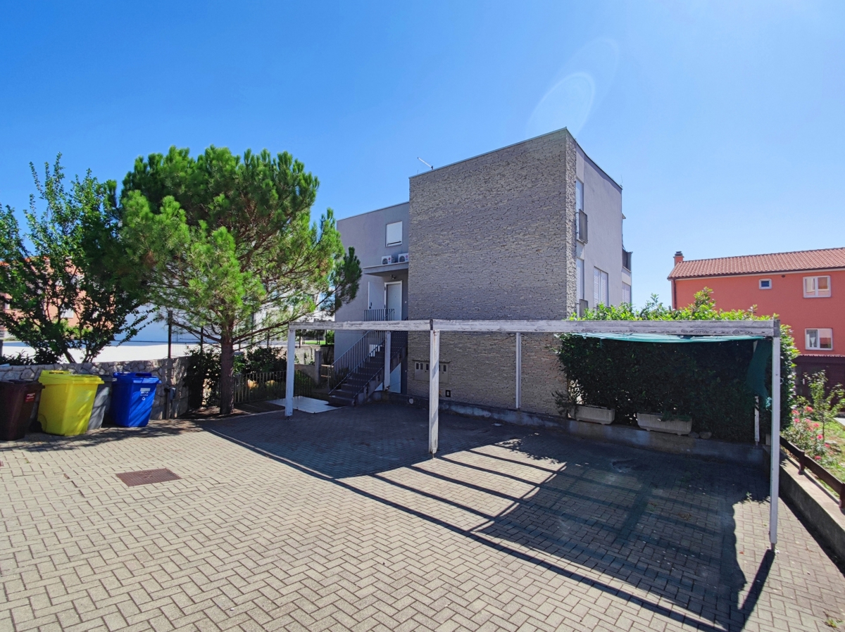 CITTÀ DI KRK – Appartamento duplex con tre camere da letto, loggia e vista parziale sul mare