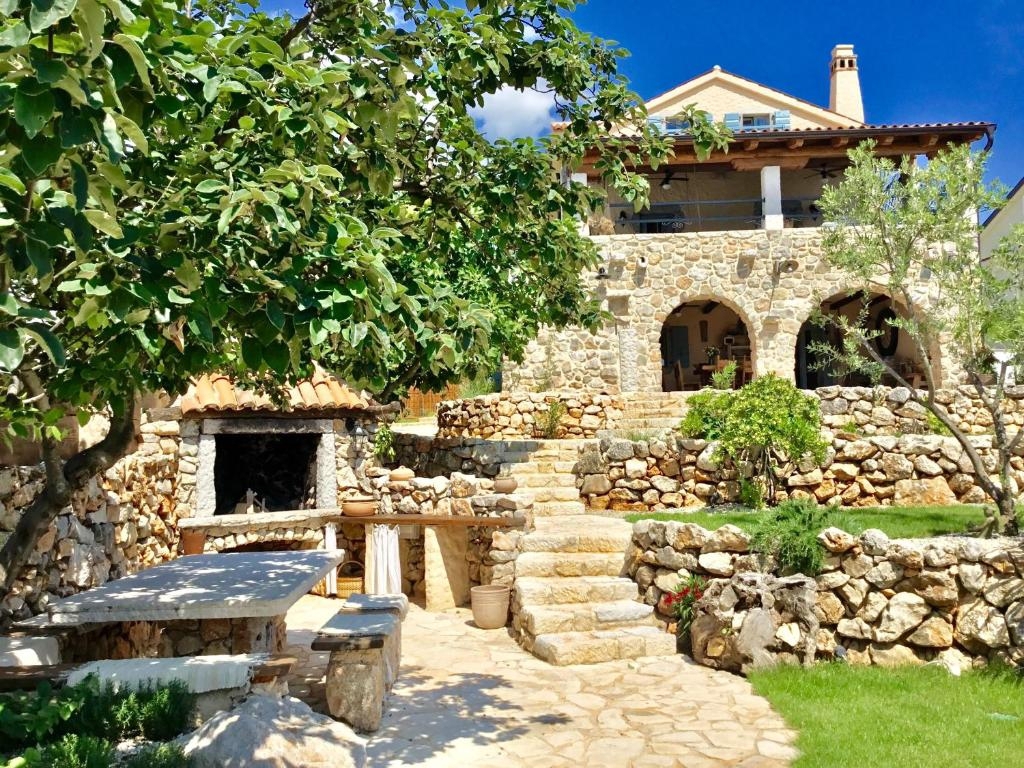 ISOLA DI KRK, MALINISKA - Casa rustica con piscina e vista sul mare