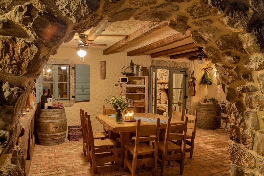ISOLA DI KRK, MALINISKA - Casa rustica con piscina e vista sul mare