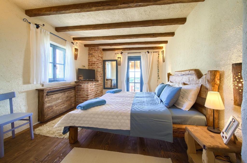 ISOLA DI KRK, MALINISKA - Casa rustica con piscina e vista sul mare