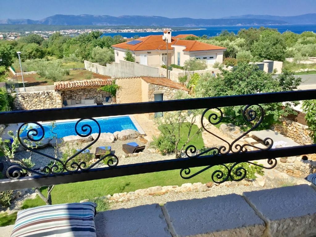 ISOLA DI KRK, MALINISKA - Casa rustica con piscina e vista sul mare